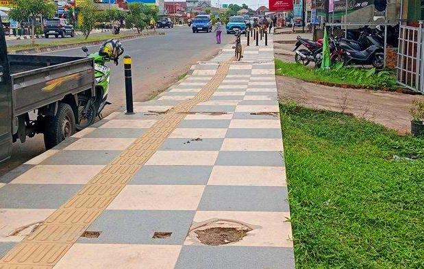 Puluhan Besi Pembatas Trotoar di Jalan Walikota H. Husni Palembang Raib Digondol Maling