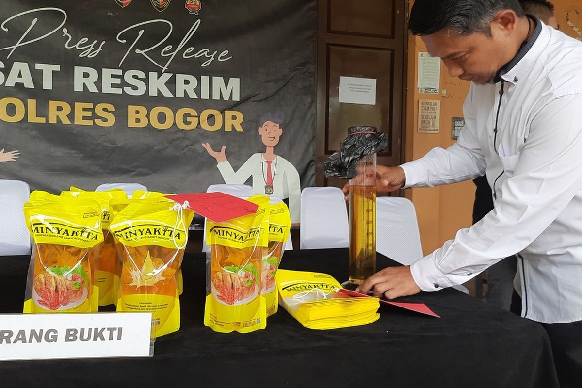 Polisi Bongkar Pengemasan Minyak Goreng Ilegal Bermerek Minyakita di Bogor