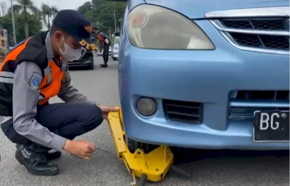 Mobil yang Parkir Sembarangan di Depan RSMH Dikunci Gembok oleh Dishub