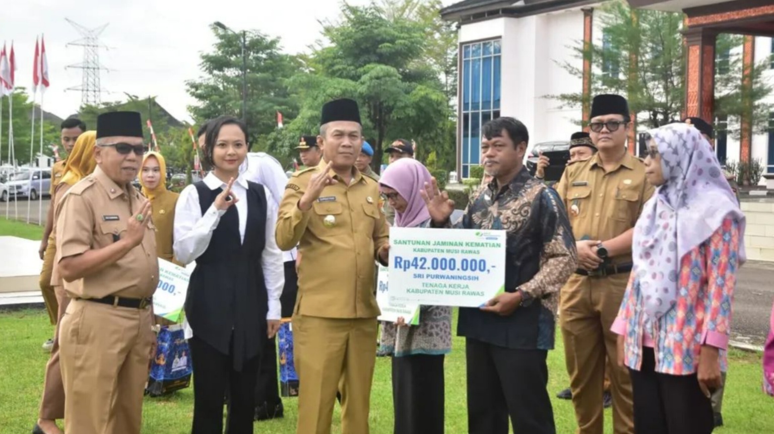 Wabup Suprayitno Doakan PNS Musi Rawas Yang Purna Sekaligus Menyerahkan Santunan