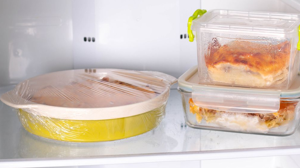 Bahaya Menyimpan Makanan atau Minuman Panas dalam Kulkas