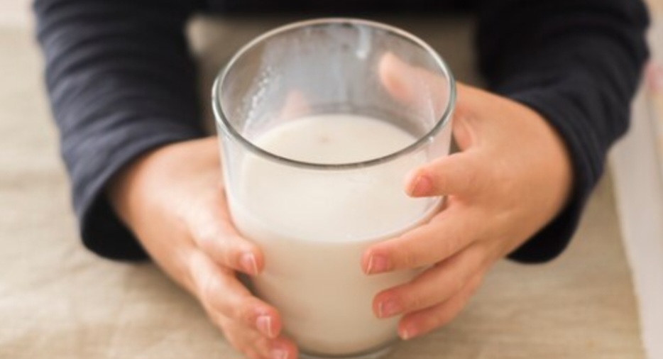 7 Manfaat Minum Susu di Pagi Hari: Apakah Lebih Baik Sebelum atau Sesudah Sarapan?