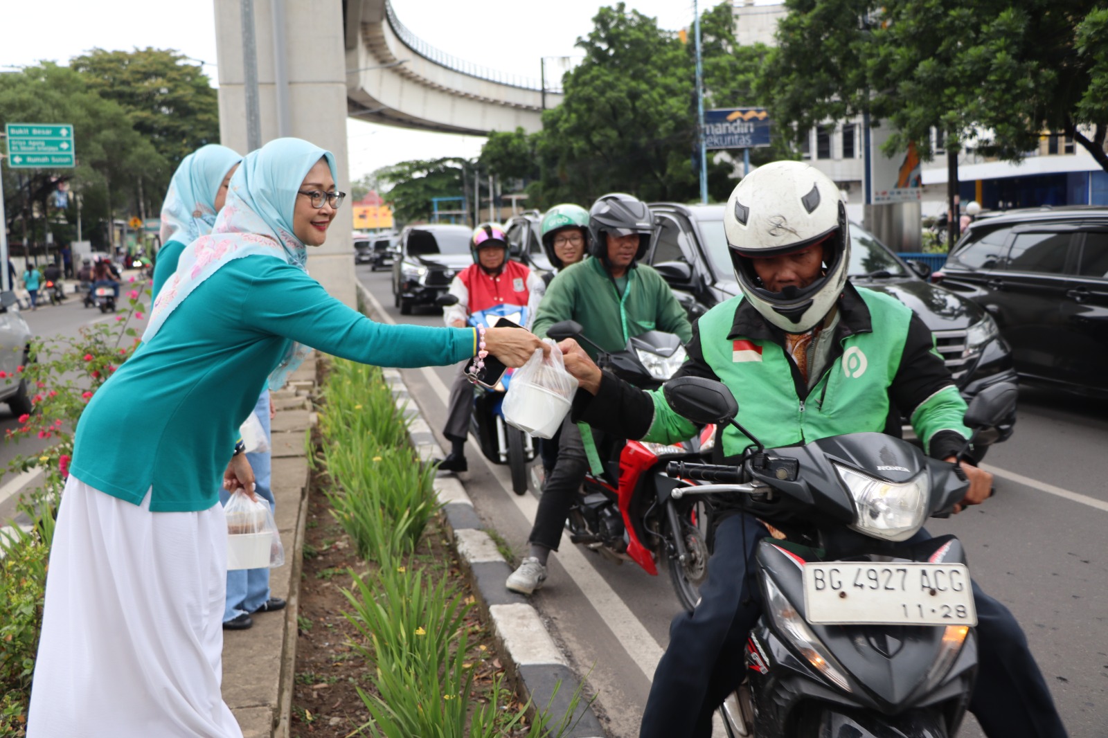 YBM PLN UID S2JB Gelar Kegiatan Berbagi di Bulan Ramadhan, Ribuan Penerima Manfaat Tersenyum Bahagia