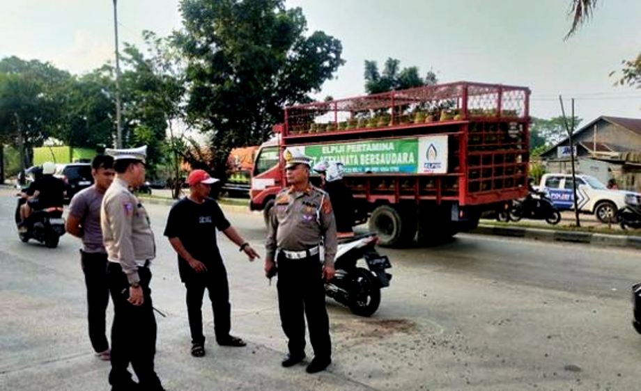 Seorang Wanita di Palembang Tewas Usai Motornya Bersenggolan dengan Truk