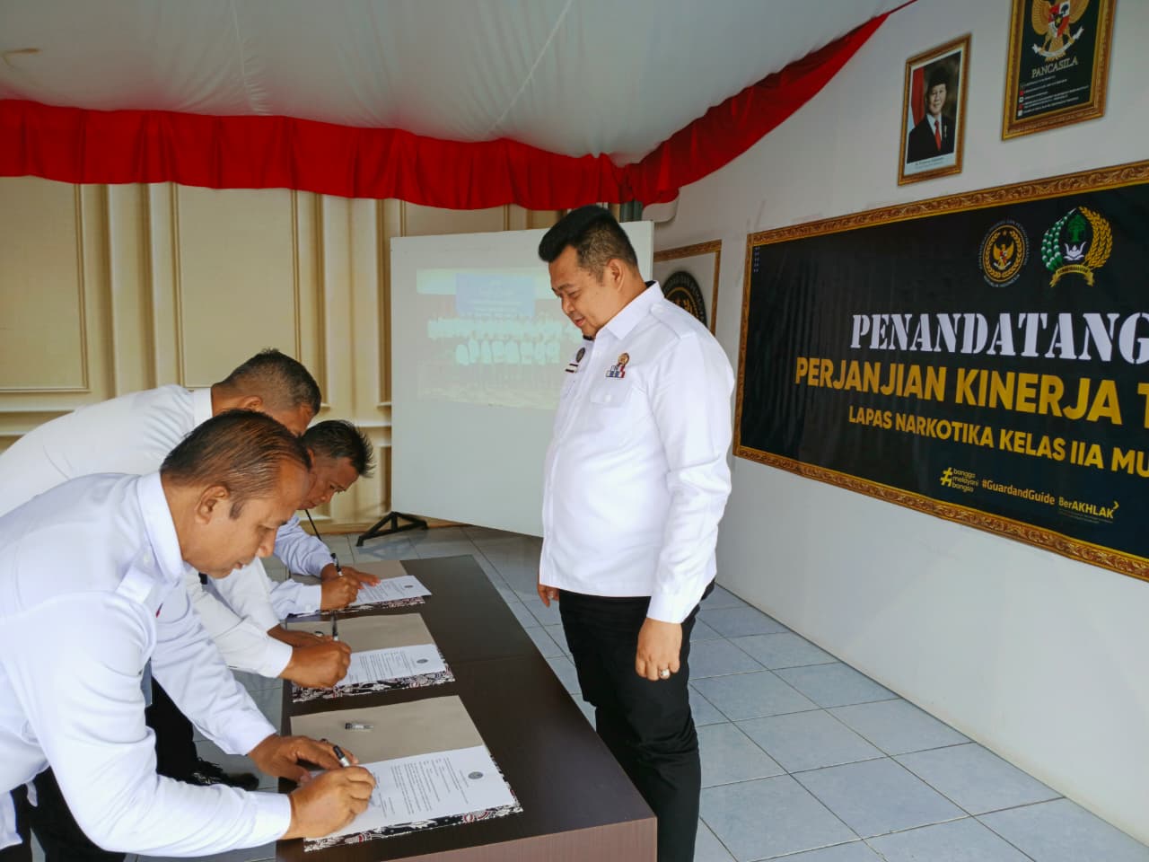 Kalapas Narkotika Muara Beliti Pimpin Penandatanganan Perjanjian Kinerja Bersama Pejabat Struktural