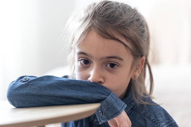 10 Tanda Anak Perempuan Kurang Kasih Sayang Ayah