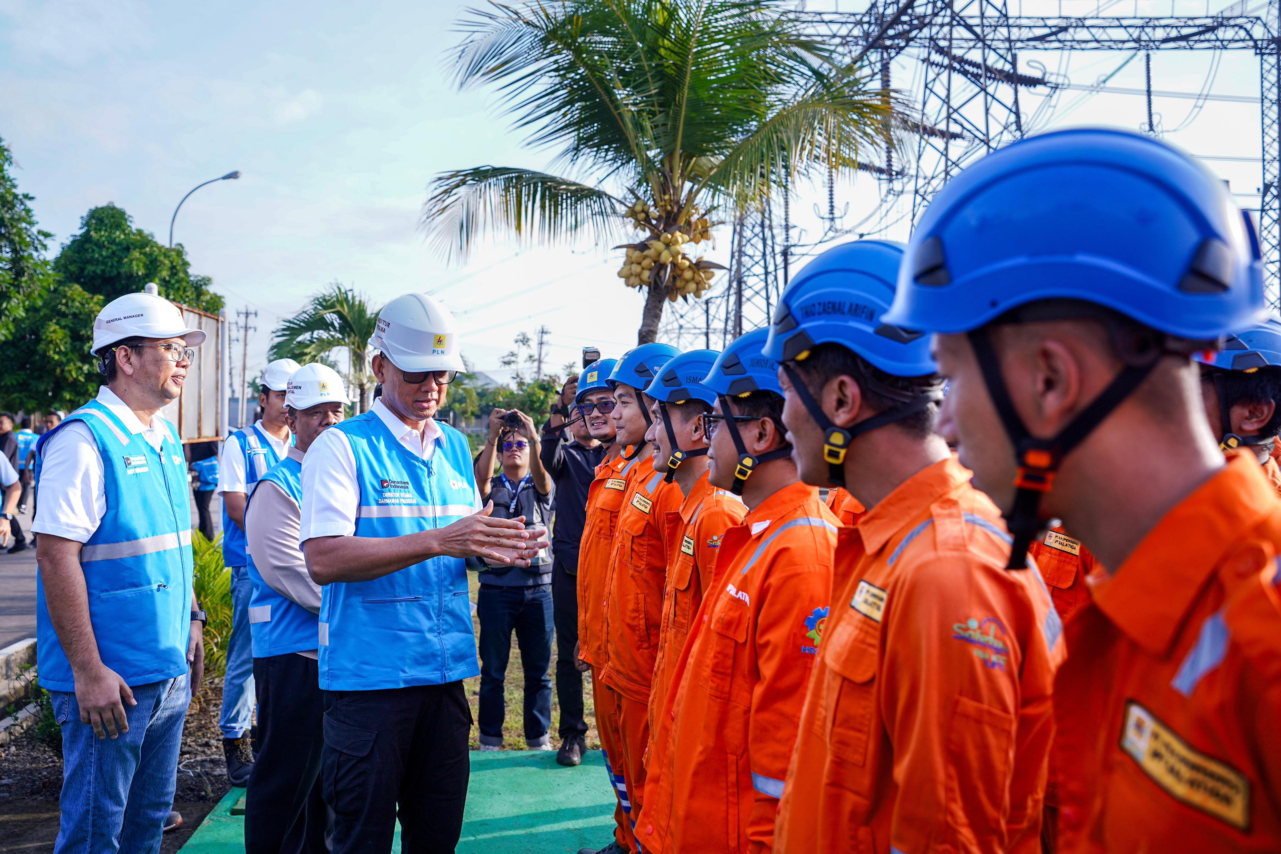  PLN Ingatkan Warga Ancaman Cuaca Ekstrem, Siagakan 69 Ribu Personel Sambut Nataru 2025/2026