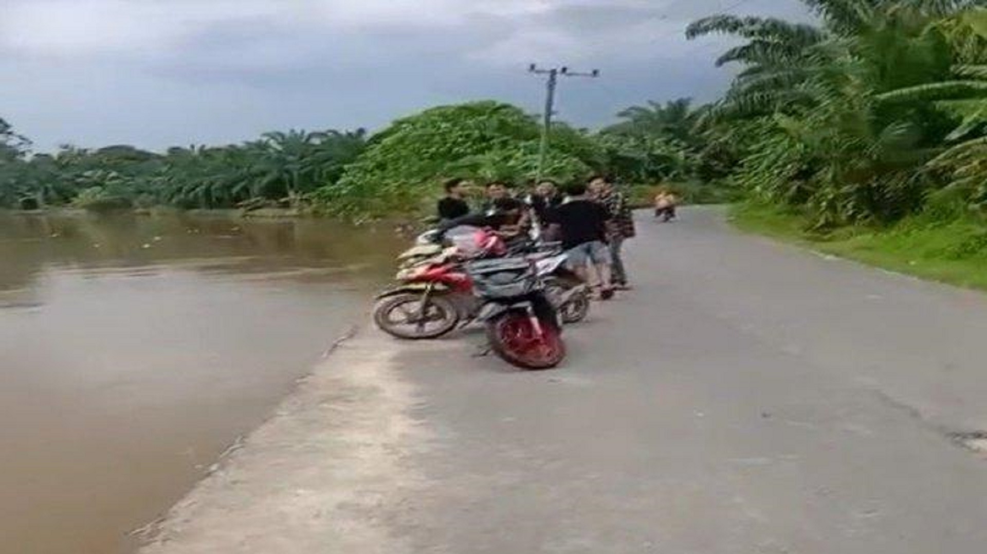 Akibat Abarasi Sungai Jalan Raya Karang Dapo – Rawas Ilir Nyaris Putus