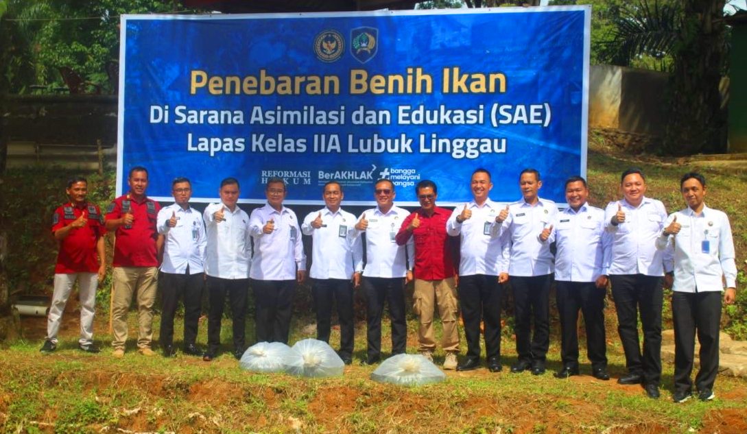 Kakanwil dan Pimti Kanwil Ditjenpas Sumsel Tebar Benih Ikan di Sarana Asimilasi dan Edukasi Lapas Kelas IIA