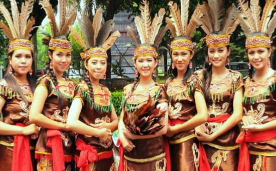 Paras Cantik Perempuan Suku Dayak  Kalimantan, Ternyata Tidak Mudah untuk Dipinang, Ini Alasannya!