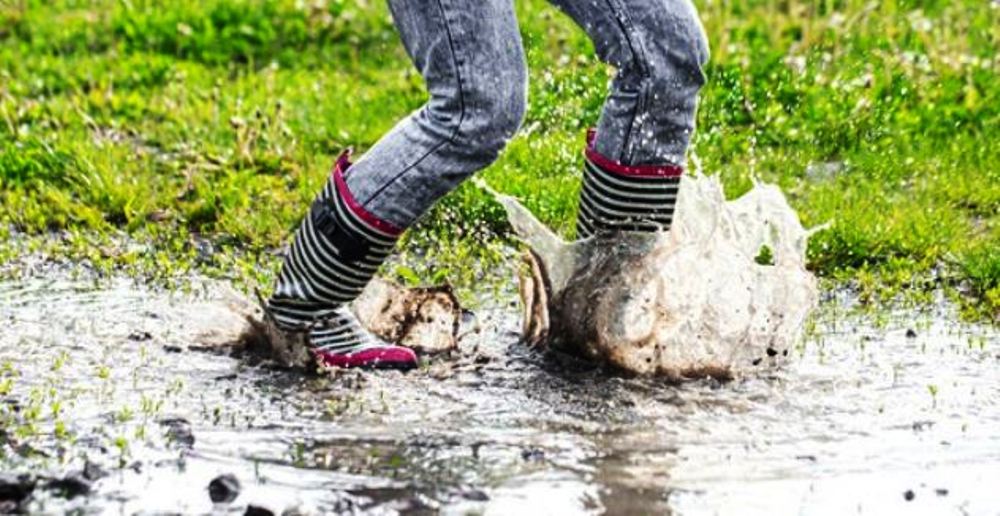 Apakah Anda Sering Memakai Sepatu Basah Saat Musim Hujan? Hati-Hati, 4 Penyakit Ini Mewabah