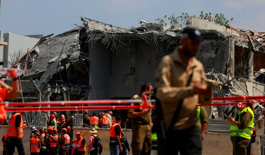 Iran Balas Dendam: Bombardir 10 Titik di Israel Usai Digempur AS