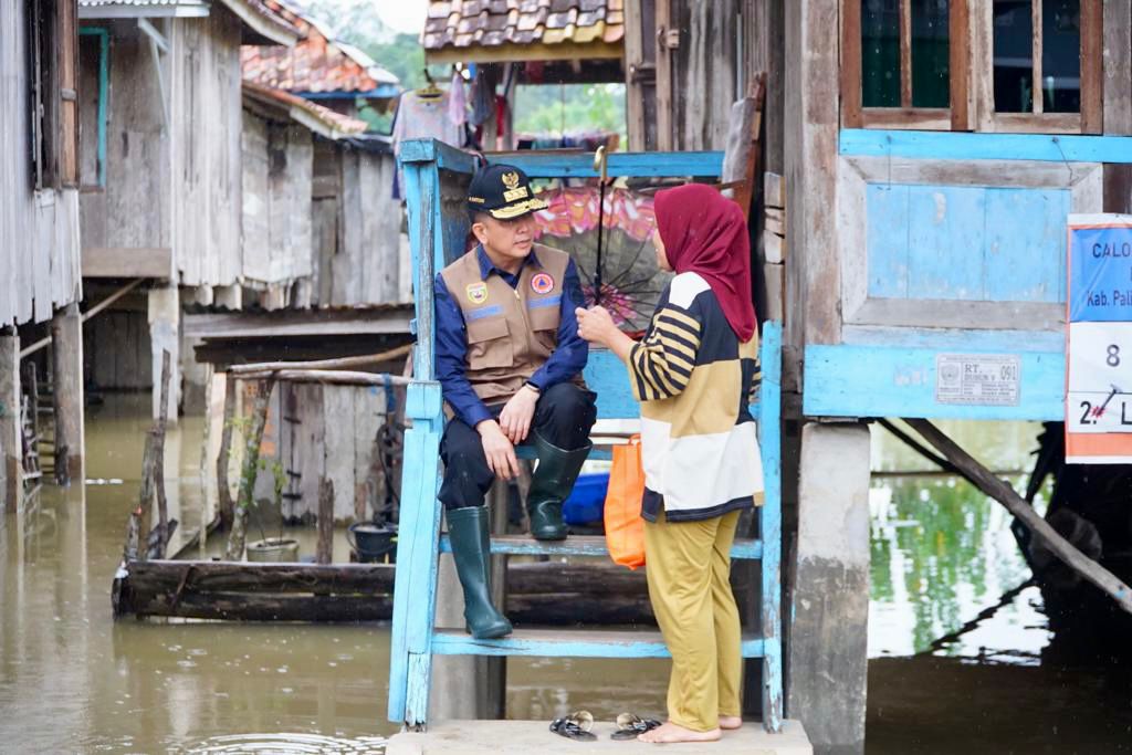 Ternyata Ini yang Dilakukan Pj Gubernur Agus Fatoni saat Meninjau Lokasi Banjir di Muara Enim