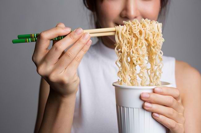 Suka Makan Mie Instan? Simak 3 Fakta Penting Ini dari Ahli Pangan!