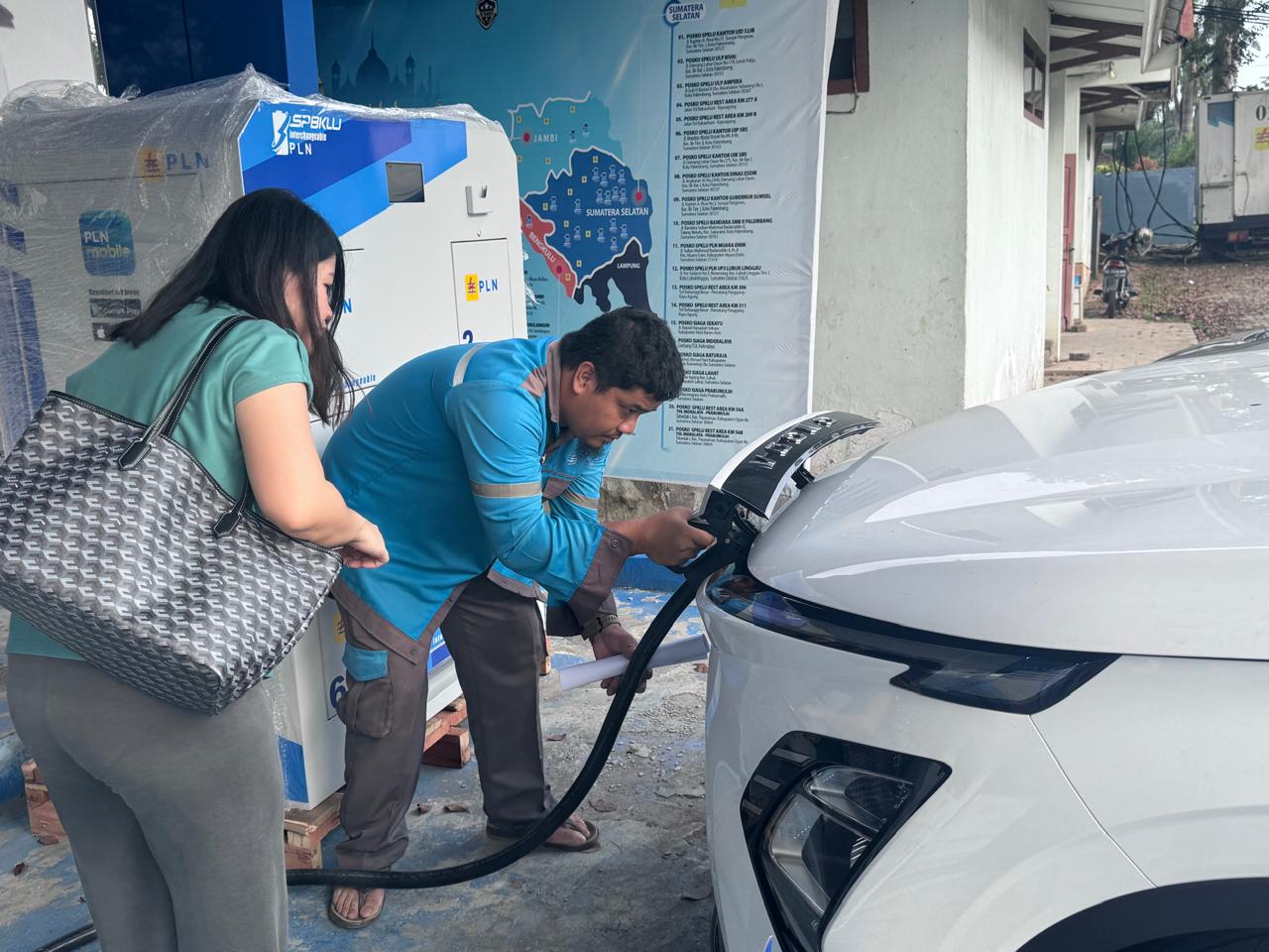 Lucy Pengguna Baru Kendaraan Listrik Akui SPKLU PLN Sudah Banyak Tersedia di Palembang