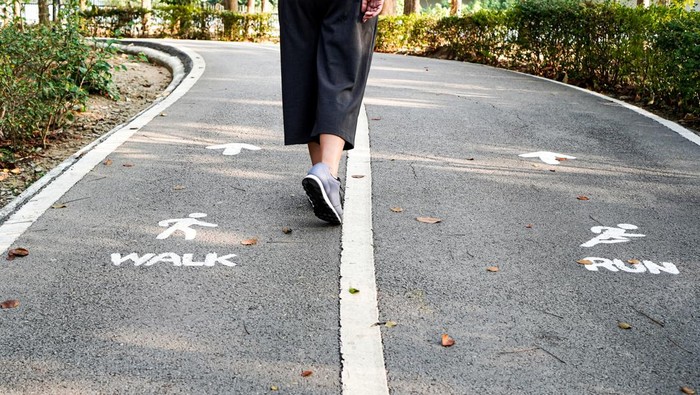 Jalan Kaki Nggak Sekadar Langkah! Ini Teknik yang Benar Biar Makin Sehat 