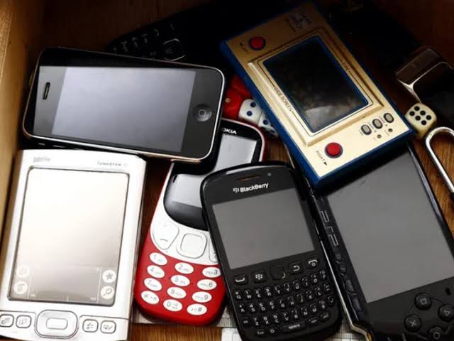 Keyboard Fisik Belum Punah! Ini 4 HP Android QWERTY Modern yang Masih Dijual di 2026