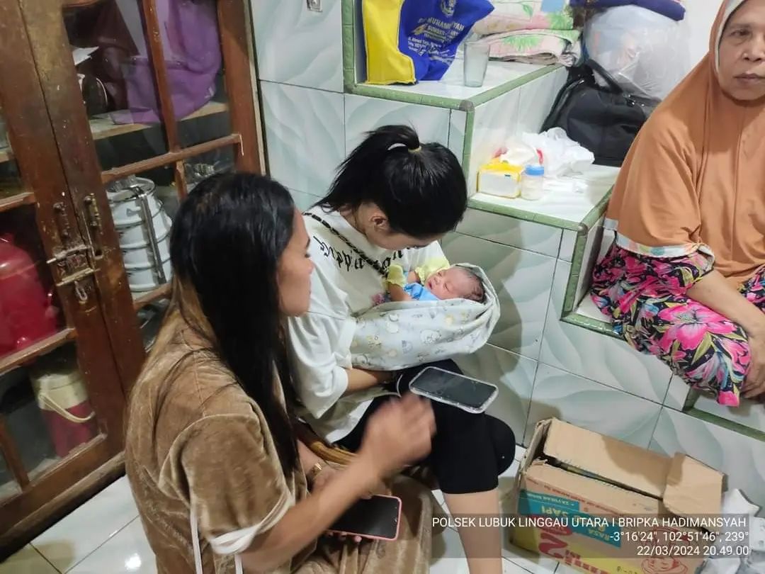 HEBOH! Penemuan Bayi Dalam Kardus Mie Instan di Kemuning, Didalamnya Terdapat Dot Susu