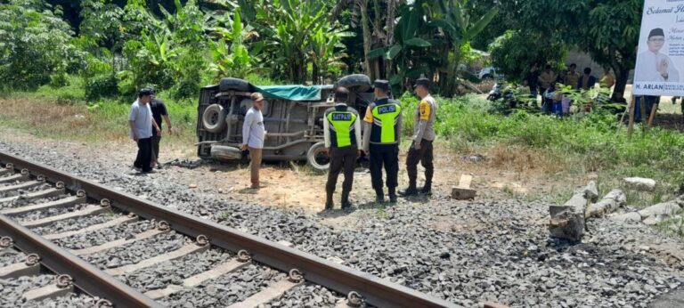 Mobil Isuzu Panther Vs KA Babaranjang, Terguling-guling hingga Delapan Kali