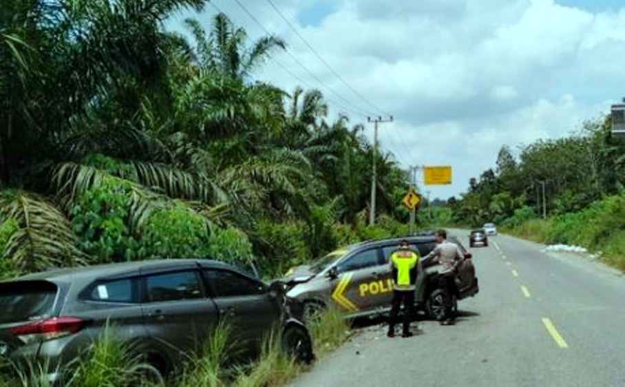 Adu Banteng Mobdin Kapolsek dengan Mobil Warga di Muara Enim, Diduga Sopir Mengantuk