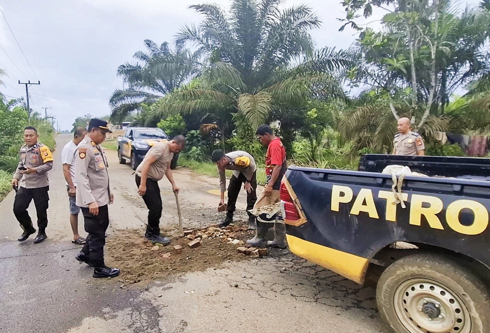 Polsek BTS Ulu Bergerak Cepat Perbaiki Jalan Rusak di Jalur PALI–Musi Rawas