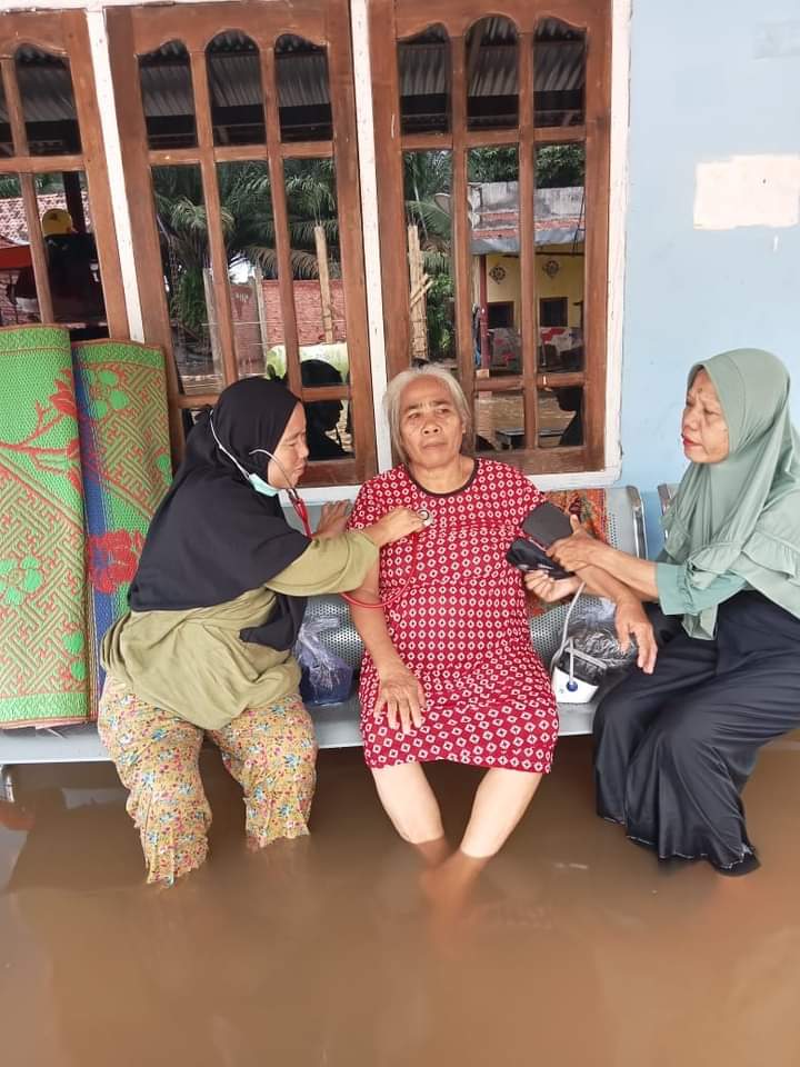 Belasan Fasyankes di Muba Terendam Banjir, Tenaga Kesehatan Jemput Bola Naik Perahu Obati Warga
