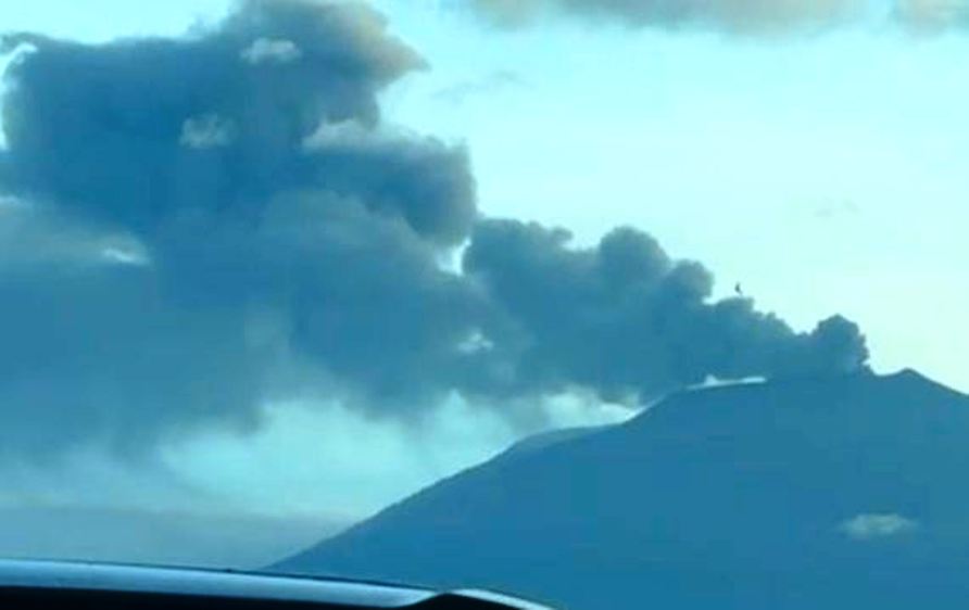 Kembali Alami Erupsi, Marapi Sumbar Lontarkan Abu Vulkanik Hingga 700 M