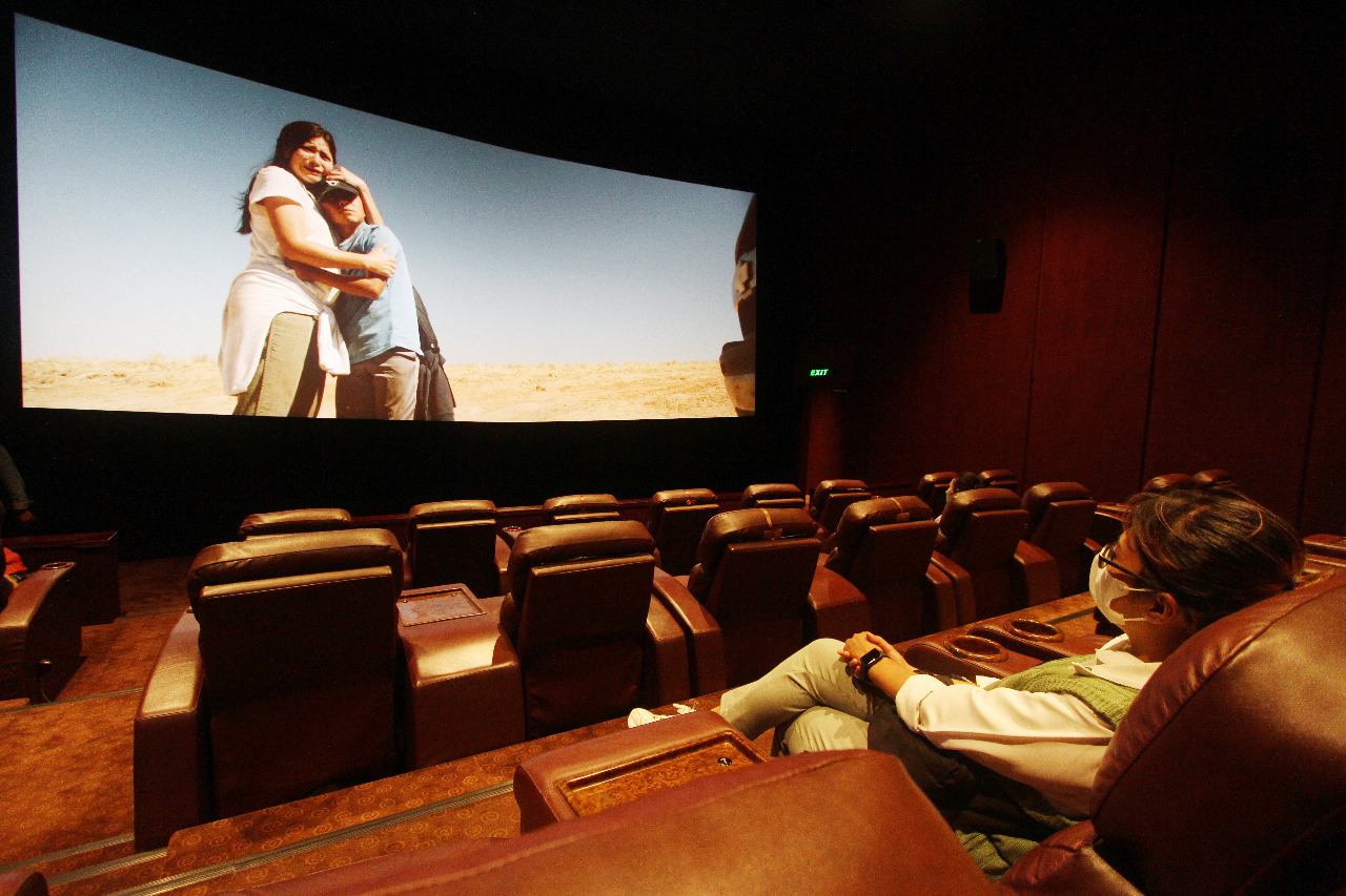 Waspadai Bahaya Streaming Ilegal: Saatnya Beralih ke Platform Legal Demi Keamanan dan Kenyamanan Menonton