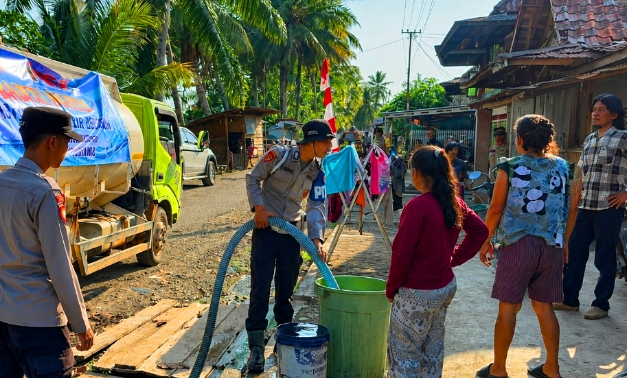 Kemarau Keringkan Sumber Air, Polres Musi Rawas Distribusikan 5.000 Liter Air