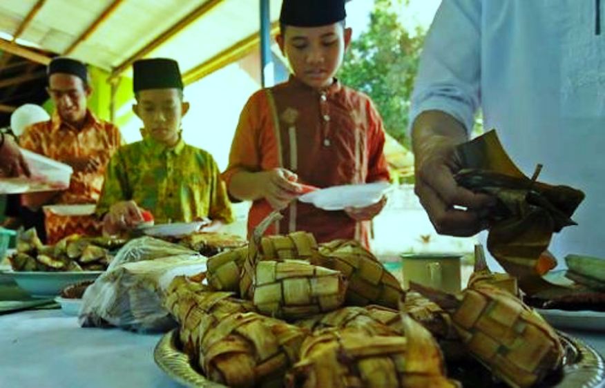 Mengenal Tradisi Ketupat: Makna dan Arti dalam Setiap Ketukan Nasi Dapur