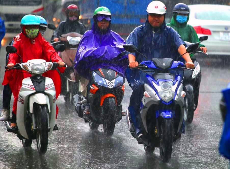 7 Tips Aman Berkendara Motor Saat Musim Hujan