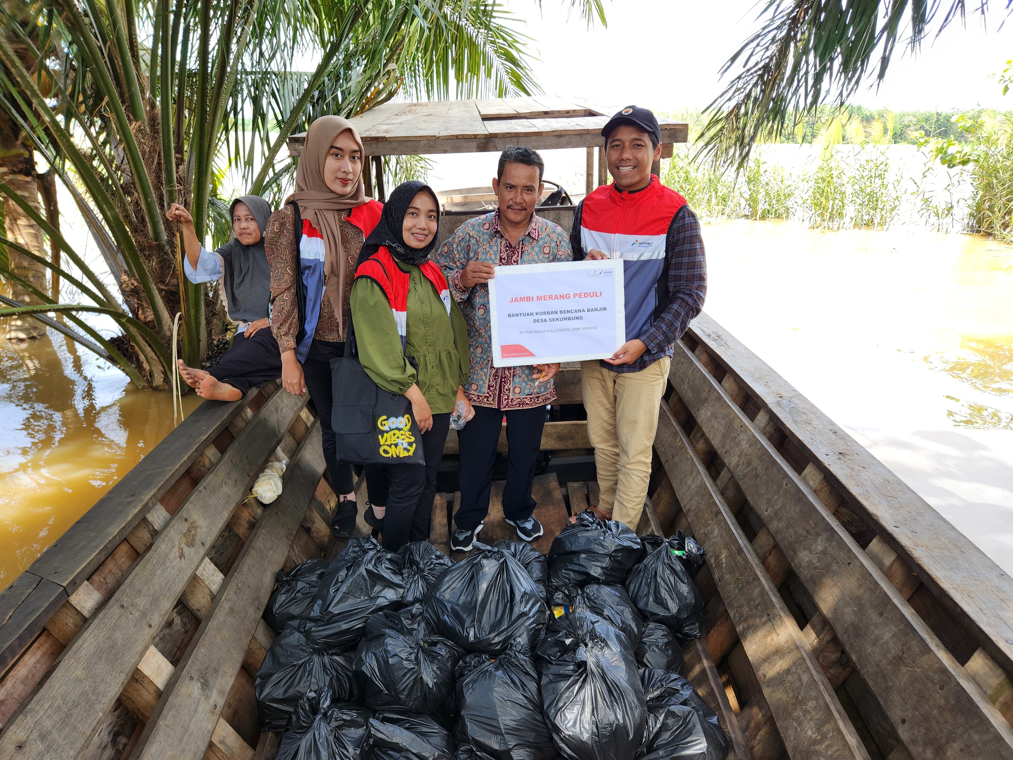 PHE Jambi Merang Salurkan Bantuan Paket Sembako Kepada Masyarakat Terdampak Bencana Banjir