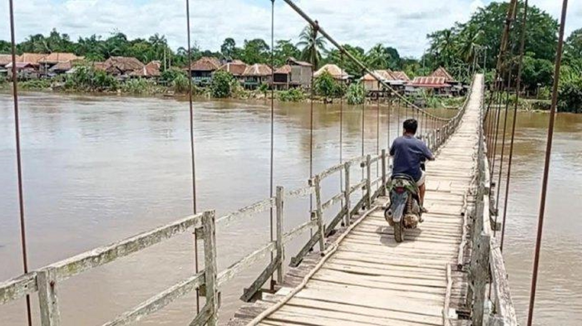 Jembatan Gantung Menjadi Pilihan Utama Penghubung Desa di Muratara
