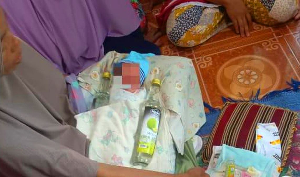 Heboh Penemuan Bayi di Teras Rumah Warga Desa Karang Manik OKU Timur, Pemilik Rumah Siap Adopsi   Artikel ini 