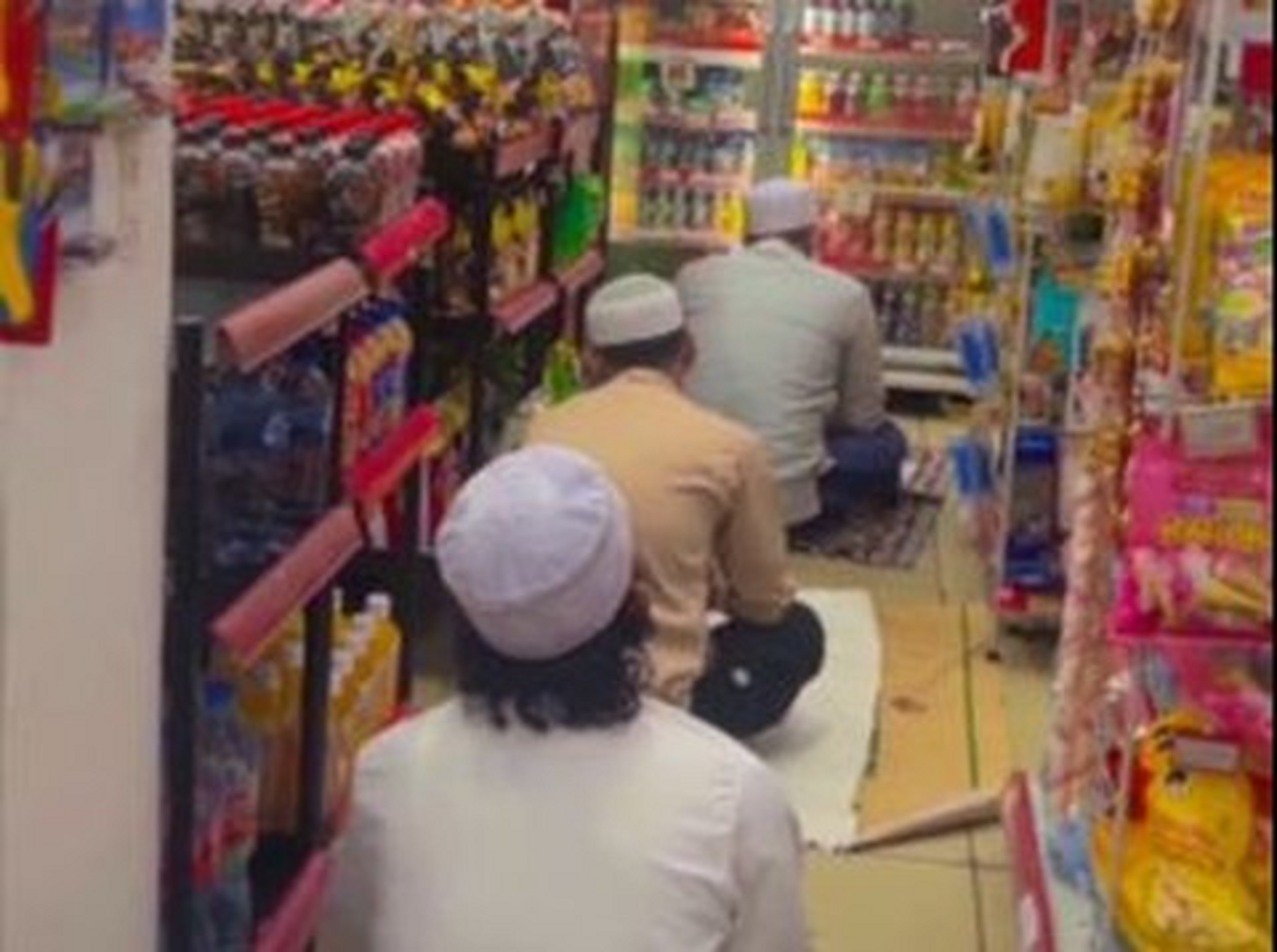 Inovasi Unik di Bulan Suci, Salat Tarawih di Minimarket, Suatu Kenyamanan atau Kontroversi?