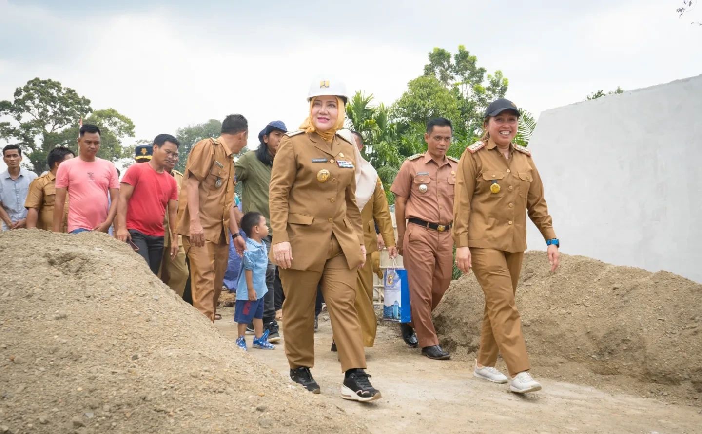 Kerja Nyata, Bupati Musi Rawas Hj Ratna Machmud Tinjau Langsung Pembangunan Infrastuktur di Kecamatan BTS Ulu