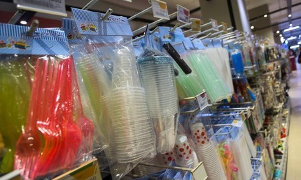 Harga Plastik Melonjak Hingga 50 Persen, Dampak Konflik Global Tekan UMKM