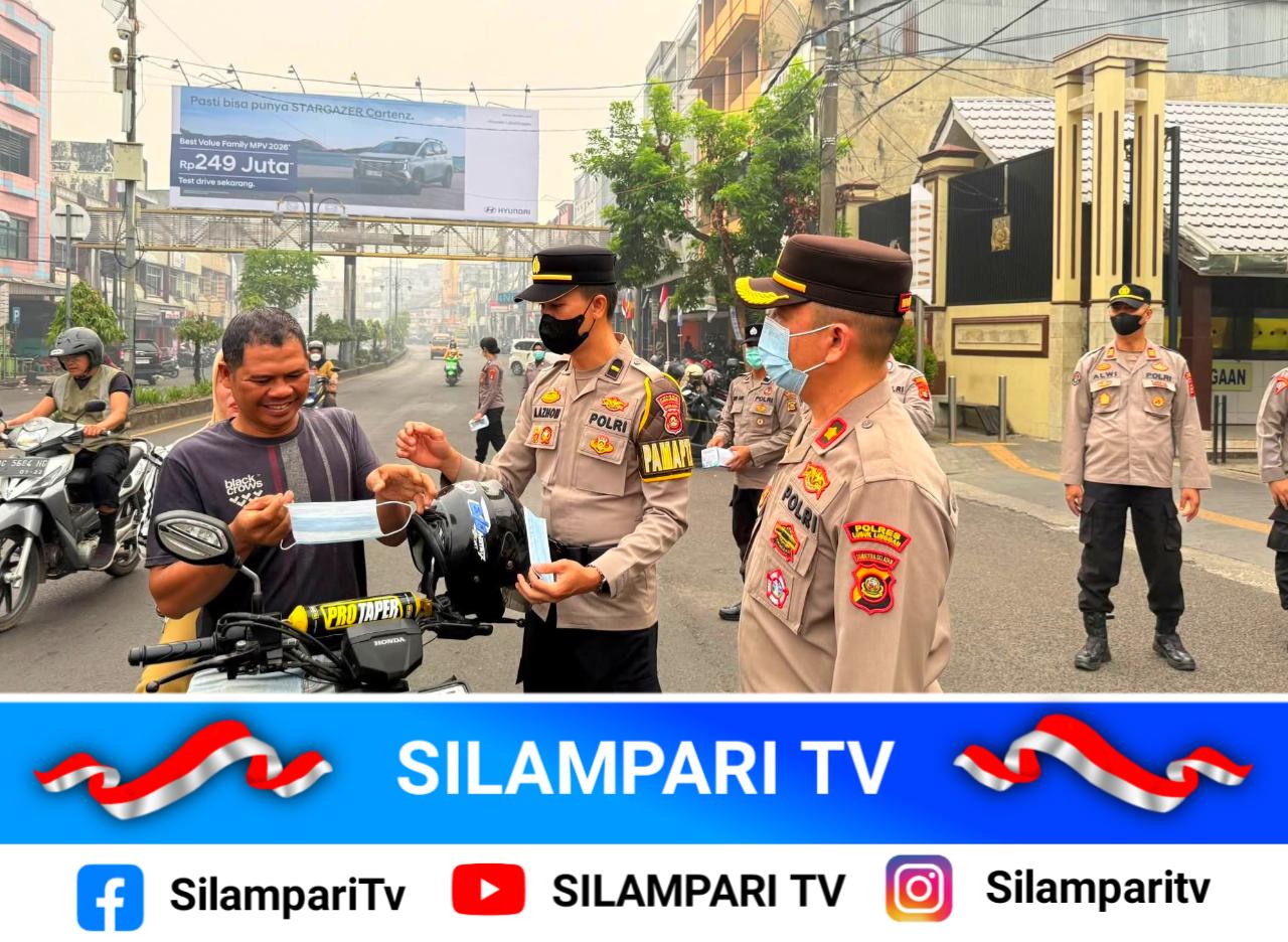 Polres Lubuk Linggau Turun ke Jalan, Bagikan Masker Gratis di Tengah Kabut Asap