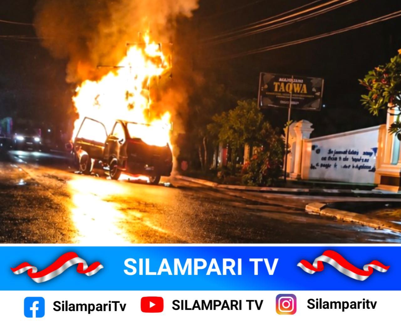 Heboh Mobil Terbakar di Depan Masjid At Taqwa Megang Sakti