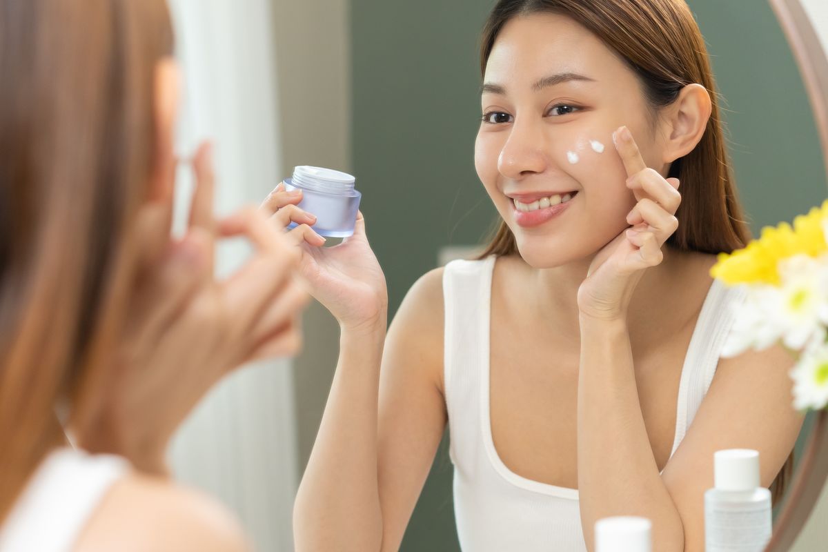 5 Tips Pakai Bedak Setelah Sunscreen, Wajib Pakai Spons