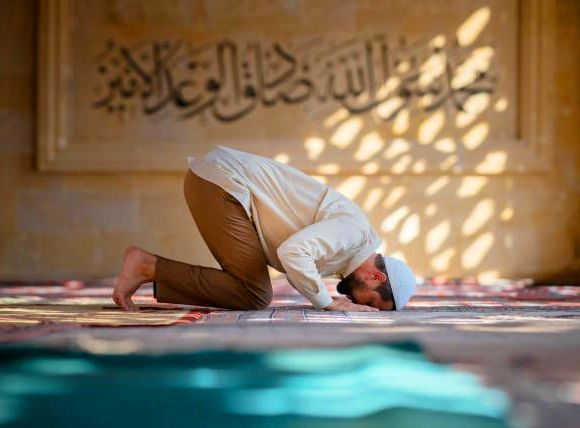 Berikut adalah bacaan doa setelah Sholat Dhuha lengkap dalam tulisan Arab, latin, dan terjemahannya: