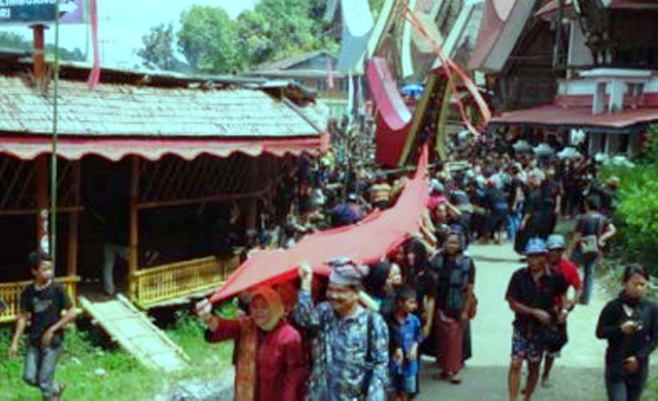 Memahami Tradisi Angkat Rumah di Sulawesi dan NTB: Keharmonisan dan Kekuatan Komunitas