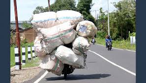 Bahaya Kelebihan Muatan pada Sepeda Motor: Ancaman Nyata di Jalan Raya