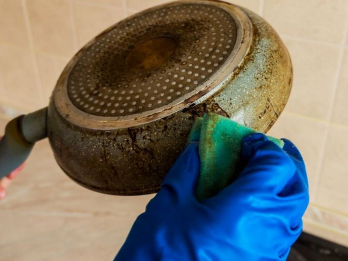 5 Cara Ampuh Membersihkan Wajan Berkerak agar Kembali Kinclong