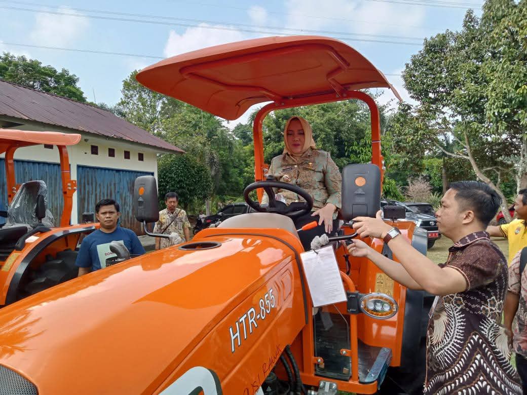 Bupati Musi Rawas Hj Ratna Machmud Serahkan Bantuan Alsintan Pra Panen  Traktor  kepada 12 kelompok tani