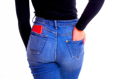 Bolehkah Menyimpan HP di Saku Celana? Begini Penjelasannya