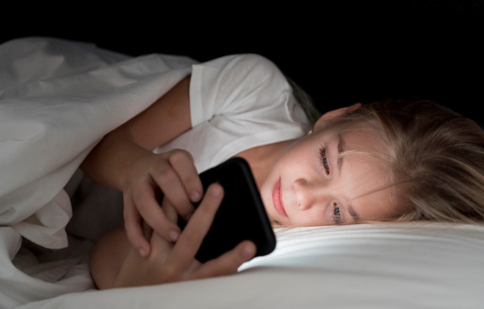 Kebiasaan Scroll Media Sosial Berlebihan Bisa Picu Kecemasan pada Remaja