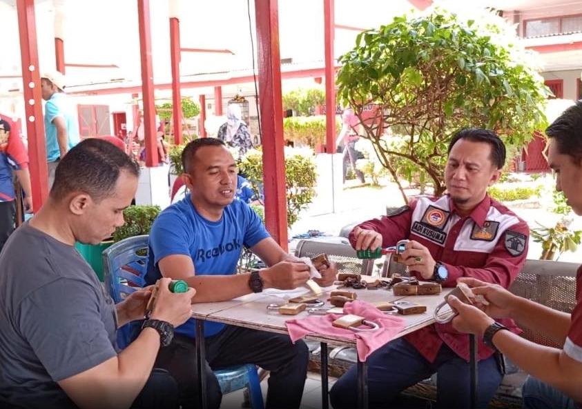 Lapas Lubuk Linggau Lakukan Perawatan Berkala dan Roling Kunci Gembok Kamar Hunian Warga Binaan