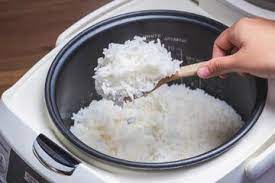 6 Cara Memasak Nasi di Rice Cooker agar Nggak Cepat Basi dan Kering Berkerak