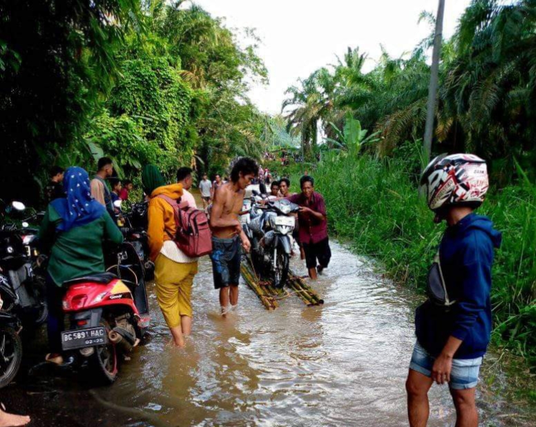 Banjir Besar di Sungai Makot Desa Taba Renah, Akses Jalan Terhambat, Warga Berharap Ada Solusi dari Pemerintah